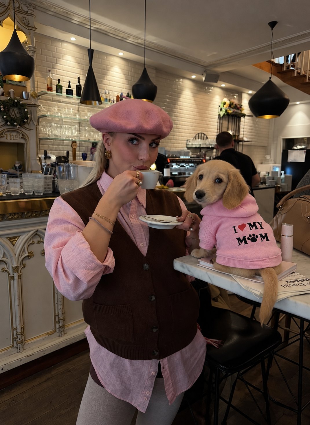 The Mama's Baby Hoodie — perro con la prenda (Rosa)