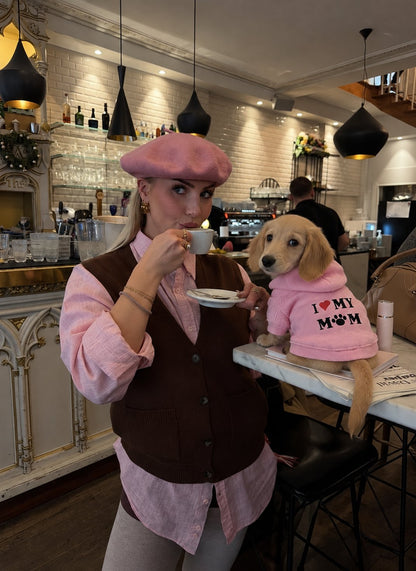 The Mama's Baby Hoodie — perro con la prenda (Rosa)