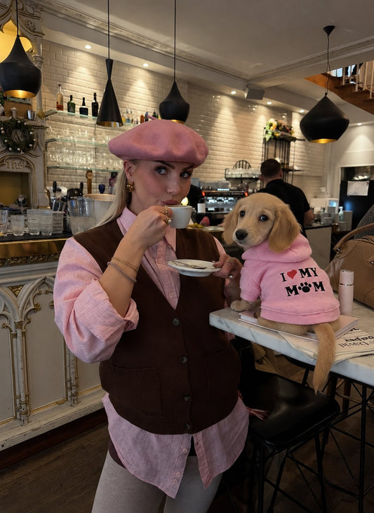 The Mama's Baby Hoodie — perro con la prenda (Rosa)