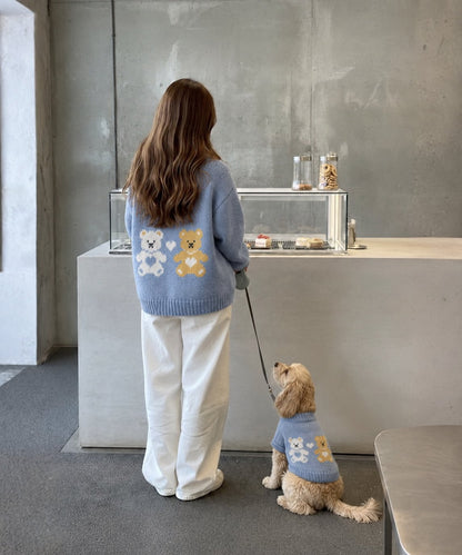 The Chalet Knit — perro con la prenda (Ositos azul cielo)