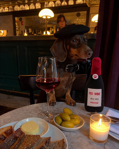 The Happy Hour Toy — perro con el juguete (Red Wine)