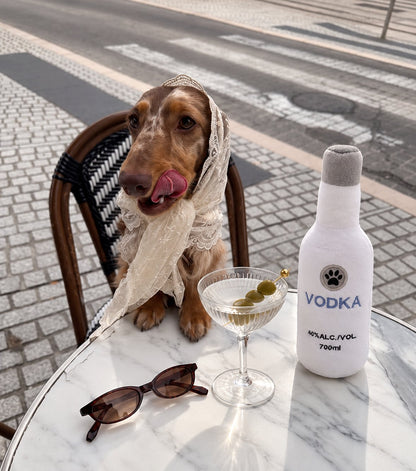 The Happy Hour Toy — perro con el juguete (Vodka)