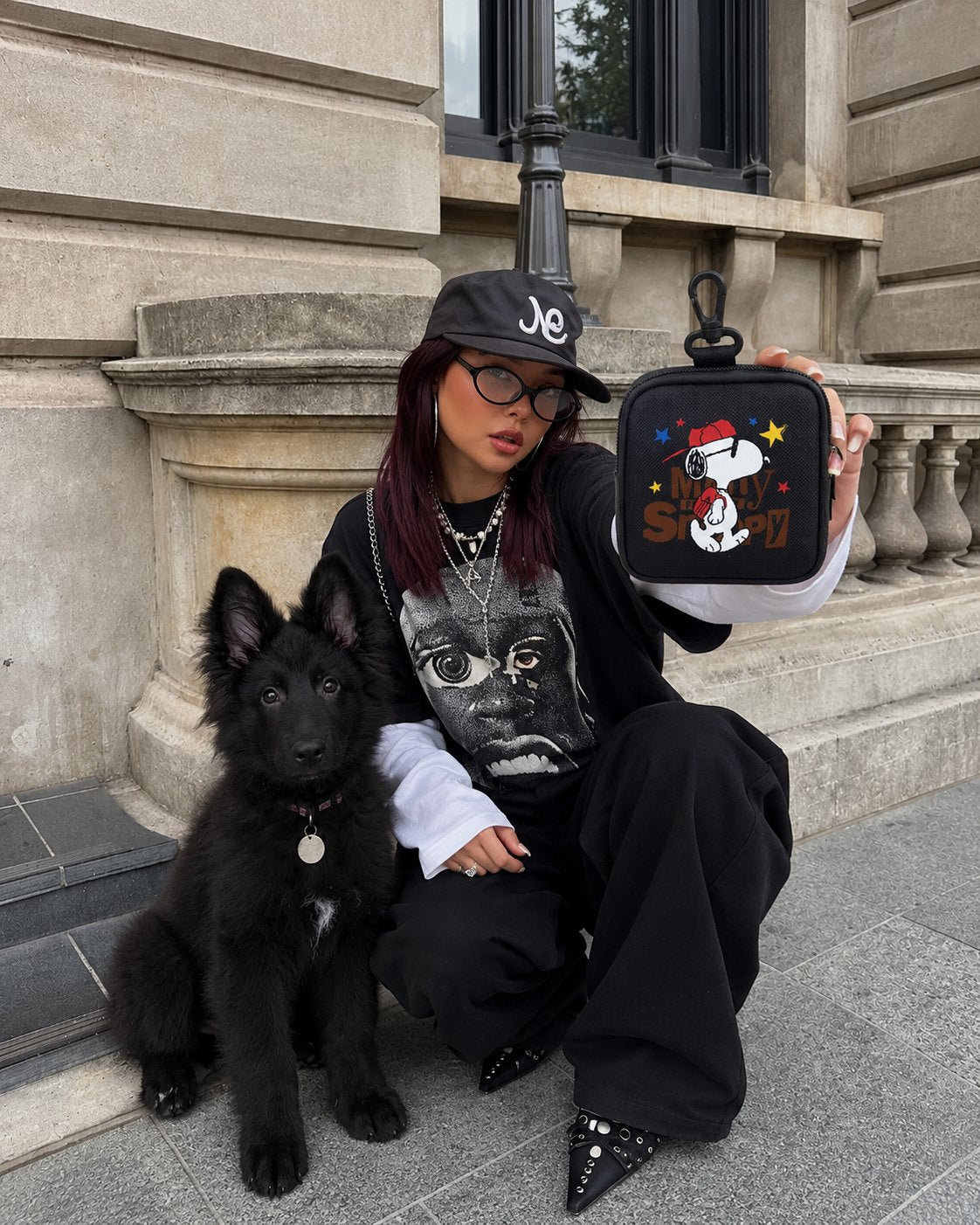 The Snoopy Treat Bag — perro con la bolsita (Negra)