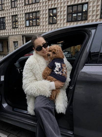 The Chalet Knit — perro con la prenda (Ositos azul marino)