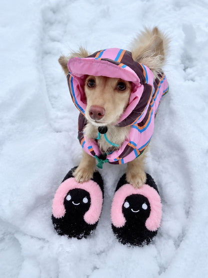 The Cozy Slipper Toy — perro con el juguete (Negro)