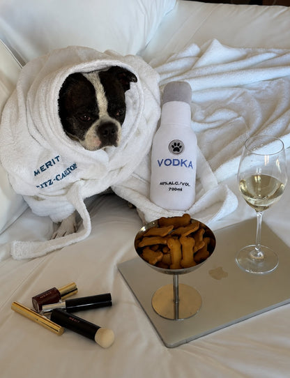The Happy Hour Toy — perro con el juguete (Vodka)