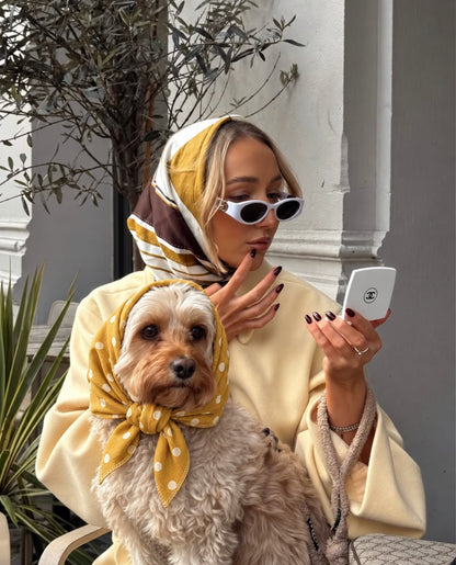 The Everyday Bandana — perro con el pañuelo (Lunares mostaza)