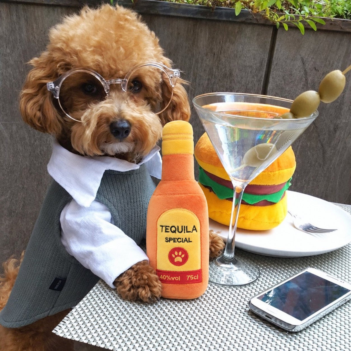 The Happy Hour Toy — perro con el juguete (Tequila Special)