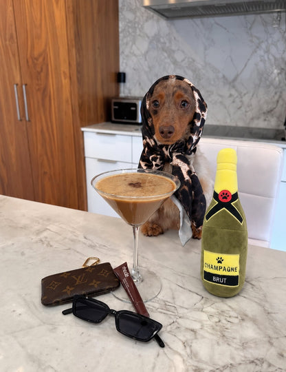 The Happy Hour Toy — perro con el juguete (Champagne Brut)