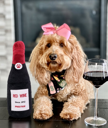 The Happy Hour Toy — perro con el juguete (Red Wine)