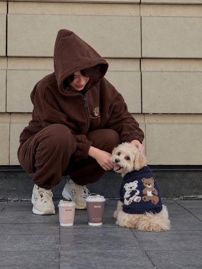 The Chalet Knit — perro con la prenda (Ositos azul marino)